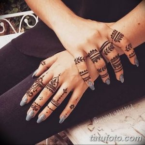 Фото тату хной на руках с восточными узорами. Детализированные рисунки на пальцах и тыльной стороне кистей.