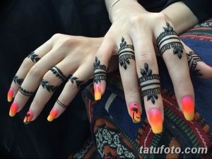 Фото тату хной на пальцах с ярким дизайном. Изображены пальмы и градиентный маникюр в оранжево-розовых тонах.
