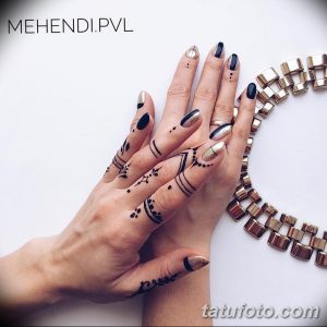 Фото тату хной на руках с современным дизайном, включающим геометрические фигуры, точки и линии. Стильный и актуальный выбор.