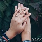 Фото мехенди на руках: сложный цветочный узор, выполненный хной коричневого цвета. Изысканный рисунок татуировки в стиле мехенди.