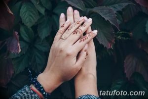 Фото мехенди на руках: сложный цветочный узор, выполненный хной коричневого цвета. Изысканный рисунок татуировки в стиле мехенди.
