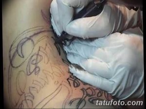 Фото процесса нанесения татуировки: мастер переносит эскиз на кожу клиента с помощью карандаша. Видны контуры будущего рисунка.