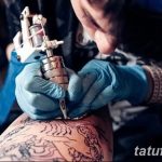 Фото процесса создания татуировки: мастер наносит контуры татуировки на руку клиента, используя тату-машинку.