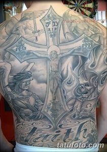 Фото тату на спине с изображением креста, воина, лошади и надписи 'Faith'. Черно-серый реалистичный рисунок.