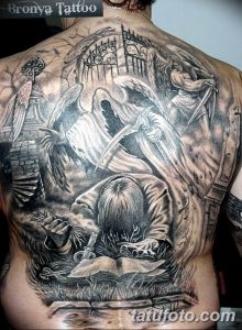 Фото тату Ангела, оплакивающего могилу на спине. Детализированный рисунок с мрачной атмосферой и религиозными символами.