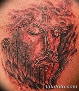 Фото тату на плече с изображением распятия Иисуса Христа в стиле Blackwork. Минималистичный рисунок, выполненный только черными линиями.