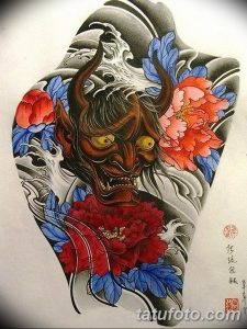 Эскиз татуировки Они, японского демона, окруженного цветами пионов. Черно-красная гамма, детализированная прорисовка рогов и лица.