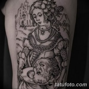 Фото татуировки в стиле blackwork: изображение женщины с головой на блюде, выполненное в технике гравюры. Детализированный черно-белый рисунок на руке.