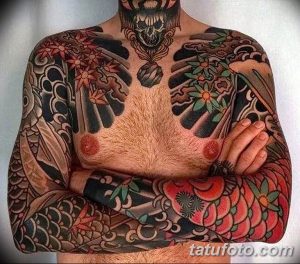 Фото тату японского костюма, покрывающего большую часть тела. Изображены дракон, цветы сакуры и традиционные японские узоры.