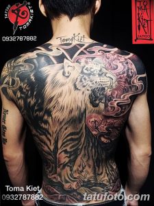 Фото тату: Японский стиль, тигр, цветы, спина, яркие цвета, детализированный рисунок татуировки, традиционный японский эскиз.