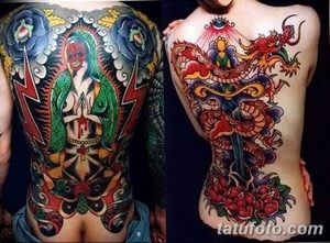 Фото яркой татуировки на спине с изображением дракона, черепа и цветов. Детализированный рисунок татуировки в стиле Old School.