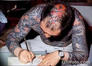 Фото татуировки, покрывающей все тело в японском стиле Ирэзуми. Изображены самураи, драконы, цветы и волны.