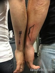 Фото парных тату на запястьях: на одном запястье изображен лук, на другом - стрела. Минималистичный и символичный дизайн.