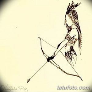 Черно-белый эскиз татуировки с изображением лучницы, натягивающей лук. Детализированный рисунок для вдохновения.