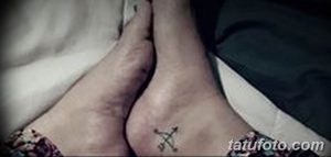 Фото татуировки на лодыжке: маленькая стрела, выполненная тонкими черными линиями. Изящный и минималистичный рисунок.