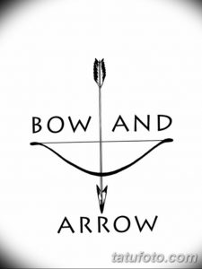Фото минималистичной татуировки с изображением лука и стрелы и надписью "BOW AND ARROW". Рисунок выполнен тонкими черными линиями.
