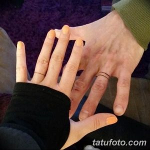 Фото тату на пальцах рук с тонкими черными линиями, образующими кольца. Символичный и элегантный способ отметить свадьбу.