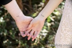 Фото тату: Пара татуировок на запястьях, надписи "Mr" и "Mrs" выполненные простым шрифтом. Символ любви и брака.