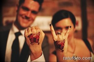 Фото парных татуировок: изображение рогатого черепа с надписью 'Love & Death 1990' на руках жениха и невесты. Стильный и дерзкий дизайн.