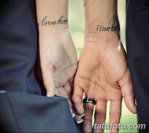 Фото тату: парные татуировки с надписями "love him" и "i love her" на запястьях. Романтичные и минималистичные рисунки татуировок, выражающие любовь.
