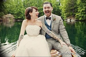 Фото тату на руке жениха и невесты во время свадебной фотосессии на лодке. Татуировки видны на предплечьях.