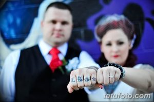 Фото парных тату на руках молодоженов: на пальцах рук написаны буквы, образующие слова. Символичный и романтичный рисунок татуировки.