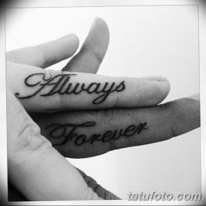 Фото парных тату на пальцах: надписи 'Always' и 'Forever' выполнены каллиграфическим шрифтом. Романтичный и трогательный рисунок татуировки.