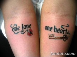 Фото парных тату на предплечьях: надпись 'one love' с сердцем и 'one heart' с ключом. Цветные татуировки, романтический стиль.
