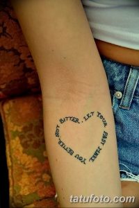 Фото тату в виде сердца, образованного фразой 'Bitter. Let your past make you better, not bitter'. Черно-белая татуировка на руке.
