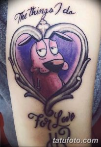 Фото тату с персонажем мультфильма 'Courage the Cowardly Dog' в форме сердца. Яркие цвета, мультяшный стиль, татуировка на плече.