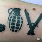 Фото тату: Необычная татуировка на предплечье, где буквы слова 'Love' образованы изображениями пистолета, гранаты, ножей и кастетов. Рисунок татуировки.