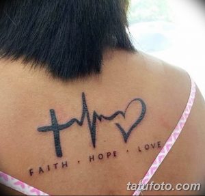 Фото тату: Татуировка на спине с надписью 'Faith Hope Love' (Вера Надежда Любовь), стилизованная под кардиограмму. Черно-серая татуировка.