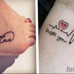 Фото тату: Две небольшие татуировки с надписью 'Love' (Любовь) выполненные в стиле line work. Одна на стопе, другая на предплечье.