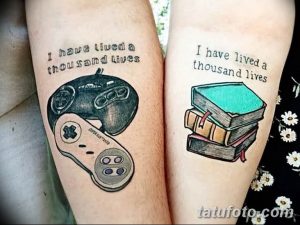 Фото парных тату на предплечьях: джойстик и стопка книг, надпись 'I have lived a thousand lives'.