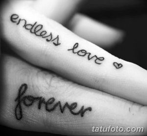 Фотография парных татуировок на руках, с надписями 'endless love' и 'forever'. Черно-белые татуировки с простым шрифтом.