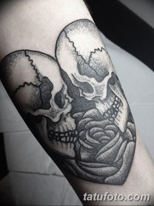 Фото тату: татуировка черепа с розой, выполненная в технике dotwork (точечная техника) на руке. Черно-белый рисунок.
