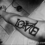 Фото тату: оригинальная надпись 'LOVE', буквы которой стилизованы под раму велосипеда, выполнена на предплечье в черно-белом цвете.