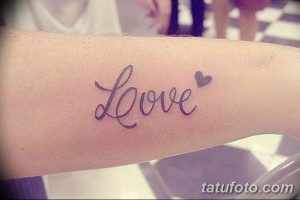 Фото тату: маленькая надпись 'Love' выполненная изящным шрифтом на внутренней стороне запястья. Дополнена небольшим сердечком.