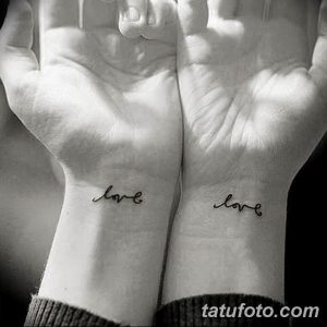 Фото парной татуировки с надписью 'love' на внутренней стороне запястий. Черный контур, минималистичный дизайн, символ любви и преданности.