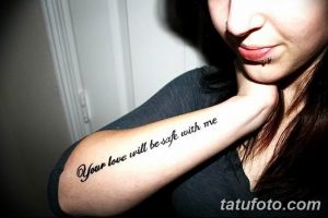 Фото татуировки на запястье с надписью 'Your love will be safe with me', выполненной красивым шрифтом, символизирующей защиту и преданность.