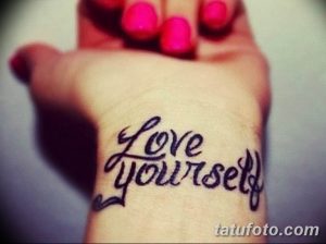 Фото татуировки на запястье с надписью 'Love Yourself', выполненной красивым шрифтом, призывающей к самолюбию и принятию себя.