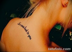 Фото татуировки на шее: тонкая надпись 'Love comes back to you' черным цветом. Элегантный и лаконичный дизайн.