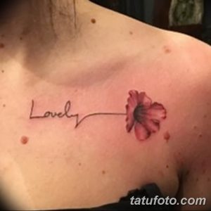 Фото татуировки с надписью 'Lovely' и маленьким розовым цветком на ключице. Минималистичный и женственный рисунок.