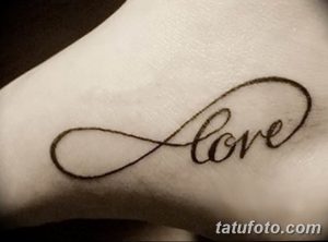Фото тату с надписью 'Love' на запястье, выполненной тонкими линиями черного цвета. Минималистичный рисунок татуировки для девушек.
