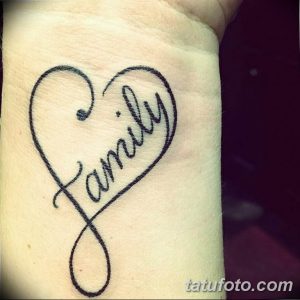 Фото тату надписи 'Family' на запястье, выполненной тонкими черными линиями в форме сердца. Изящный рисунок татуировки для выражения любви к семье.