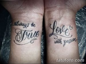 Фотография парных татуировок на запястьях с надписями 'always be true' и 'Love with passion'. Черно-серые рисунки тату.
