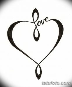 Черно-белый эскиз татуировки со словом 'Love', стилизованным под форму сердца. Рисунок тату для вдохновения.