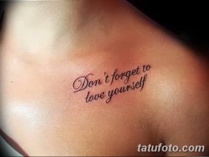 Черно-белое фото татуировки с надписью 'Don't forget to love yourself' на ключице. Мотивирующий и вдохновляющий дизайн.