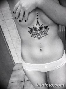 фото тату под женской грудью 26.01.2019 №013 - tattoo under the breasts - tatufoto.com