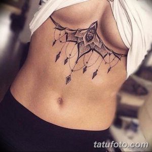 Фото тату: стилизованное изображение крылатого существа в стиле blackwork, расположенное на боку. Татуировка с геометрическими узорами и точечной техникой.